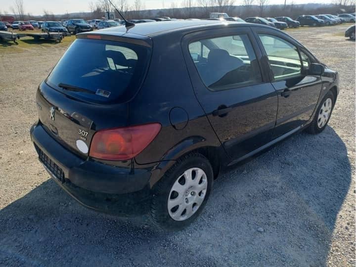 Slika prikazuje vanjštinu vozila (karoserija i stražnji dio).