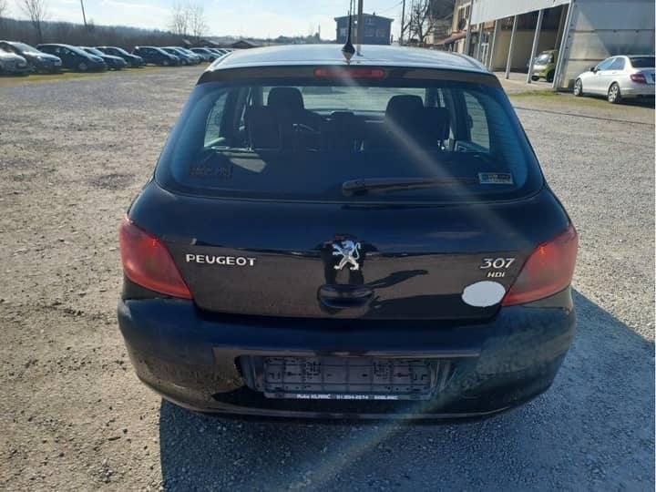 Slika prikazuje vanjski dio automobila (stražnji dio).