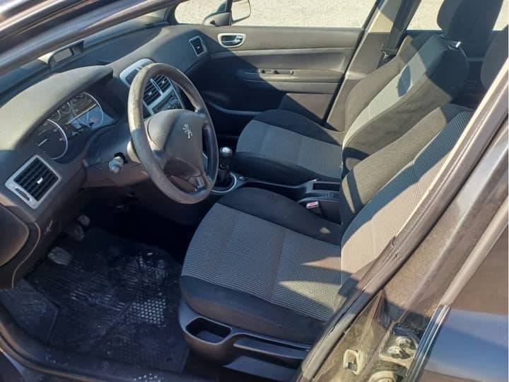 Slika prikazuje unutrašnjost vozila (volan i sjedala).