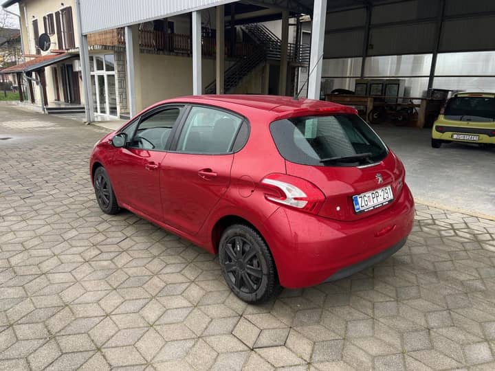Slika prikazuje vanjštinu vozila, karoseriju i kotače.