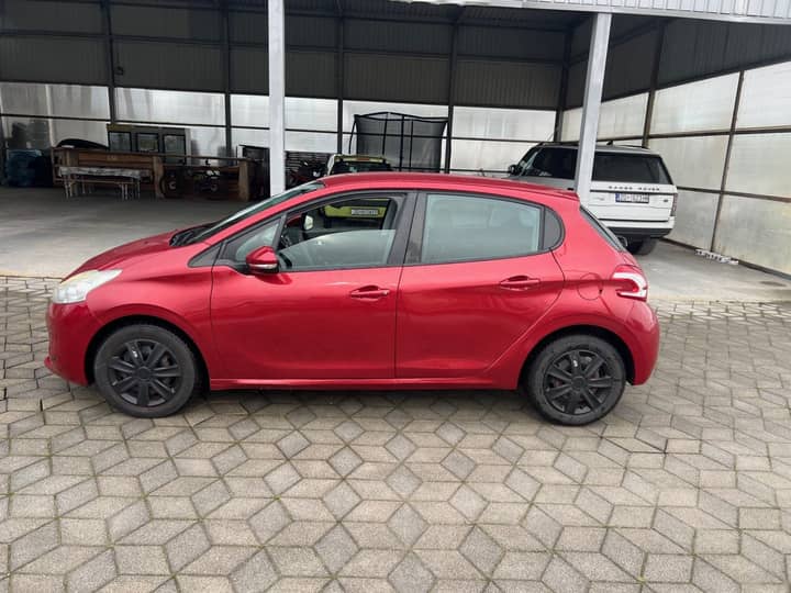 Slika prikazuje vanjski dio vozila (eksterijer) s crvenim automobilom.