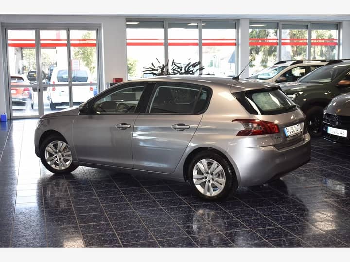 Slika prikazuje vanjsku karoseriju vozila u showroomu.