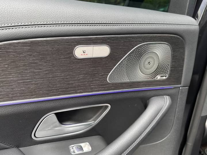 Slika prikazuje unutrašnjost vozila (panel vrata, zvučnik).