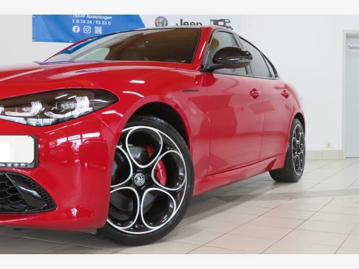 Slika prikazuje vanjski dio automobila (eksterijer).