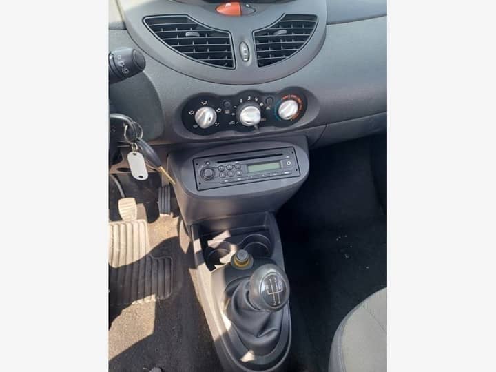 Slika prikazuje unutrašnjost vozila, upravljač i središnji dio.