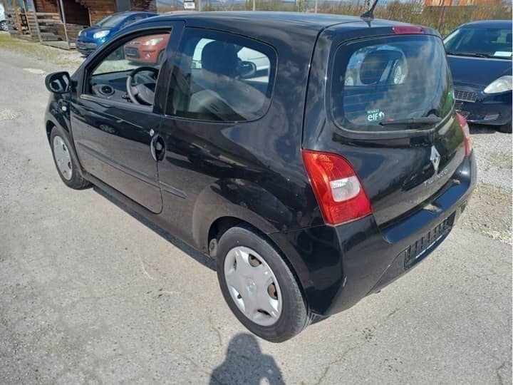 Slika prikazuje vanjski dio automobila, fokus na karoseriji i svjetlima.