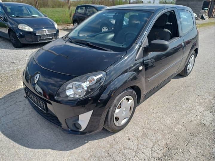 Slika prikazuje vanjštinu vozila (karoserija i kotači).