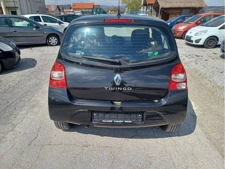 Slika prikazuje vanjski izgled automobila, stražnji dio.