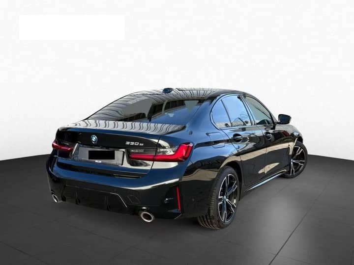 Slika prikazuje vanjski dio automobila, eksterijer.