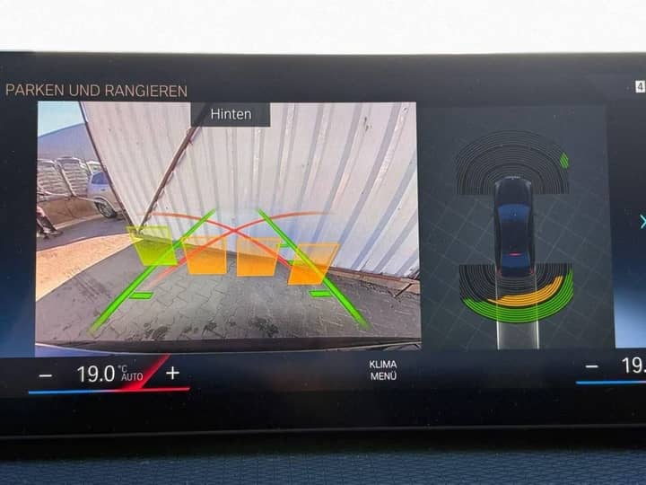 Slika prikazuje unutrašnjost automobila s zaslonom parkiranja.