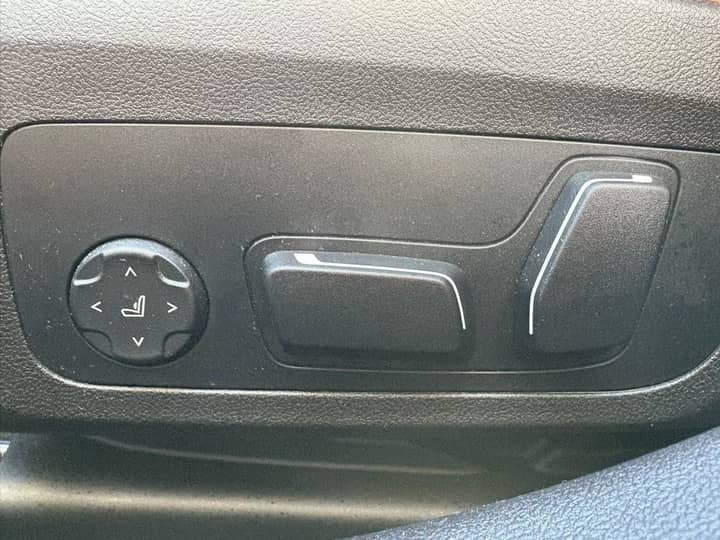 Slika prikazuje unutrašnjost vozila – kontrole sjedala.