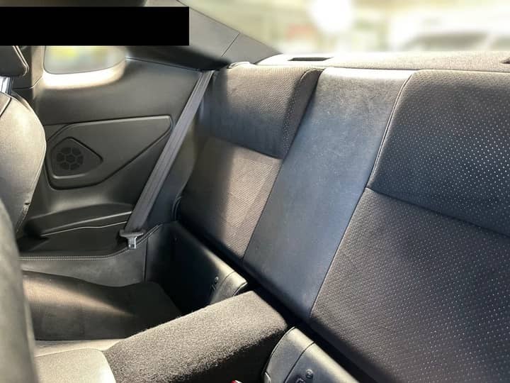 Slika prikazuje unutrašnjost vozila, stražnje sjedište.