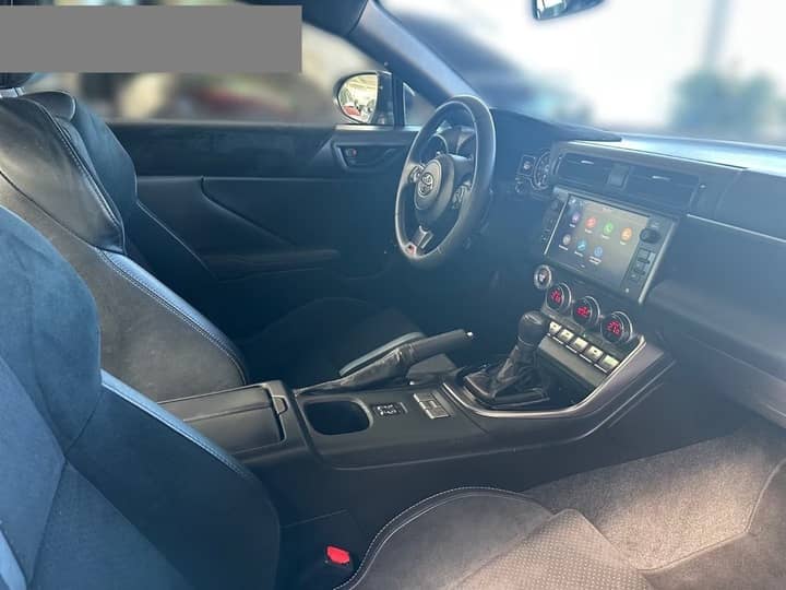 Slika prikazuje unutrašnjost vozila (volan i sjedala).