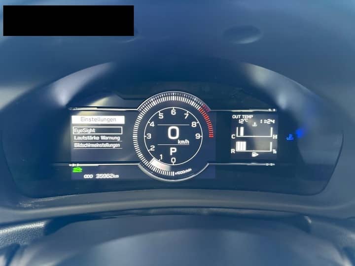 Slika prikazuje unutrašnjost vozila – instrument ploča i volan.