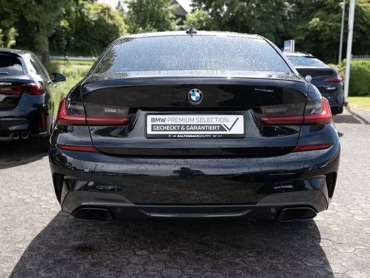 Slika prikazuje vanjsku stražnju stranu automobila.