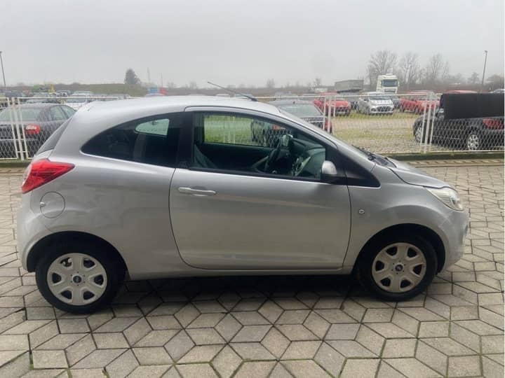 Slika prikazuje vanjsku karoseriju vozila.