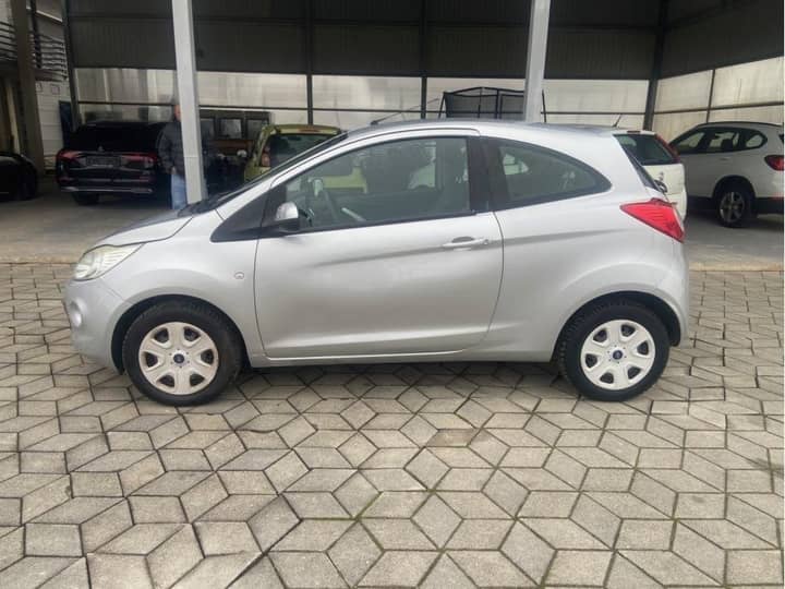 Slika prikazuje vanjsku bočnu stranu automobila.