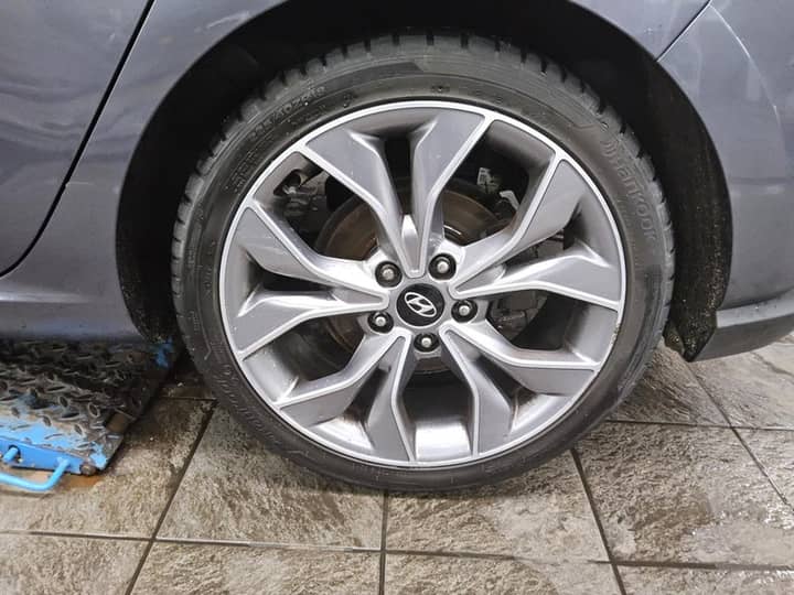 Slika prikazuje vanjsku karoseriju i kotač vozila.