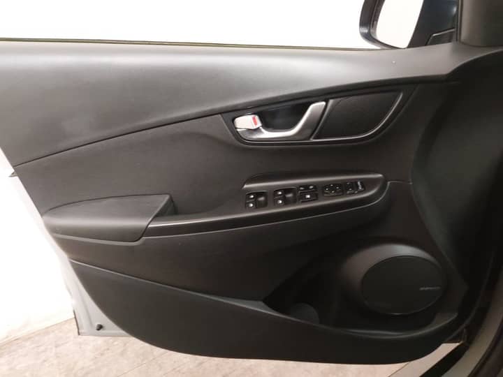 Slika prikazuje unutrašnjost vozila - panel vrata i kontrole.