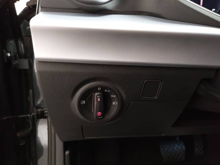 Slika prikazuje unutrašnjost vozila, upravljački panel.