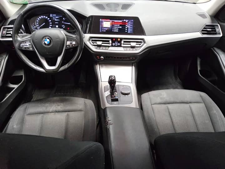 Slika prikazuje unutrašnjost vozila (volan i sjedala).