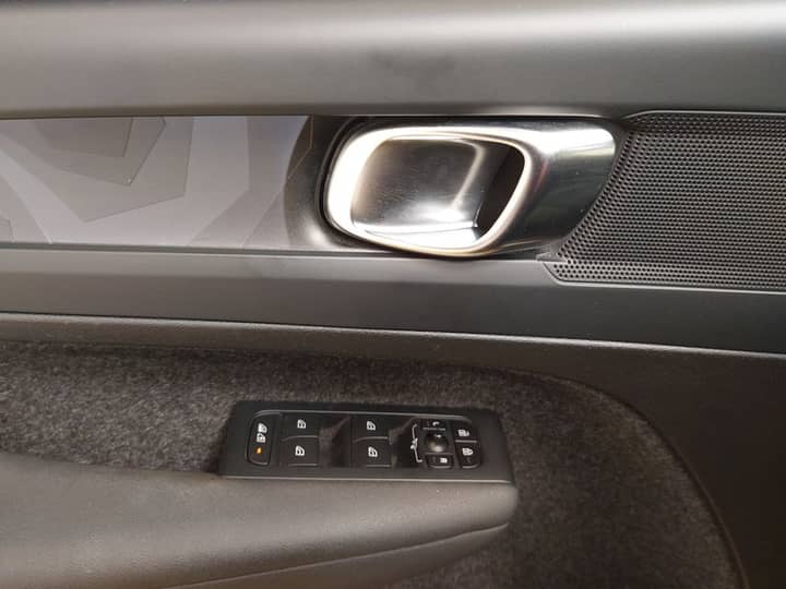 Slika prikazuje unutrašnjost vozila (panel vrata i kontrole).