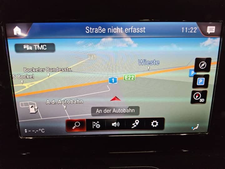 Slika prikazuje unutrašnjost vozila (navigacijski zaslon).