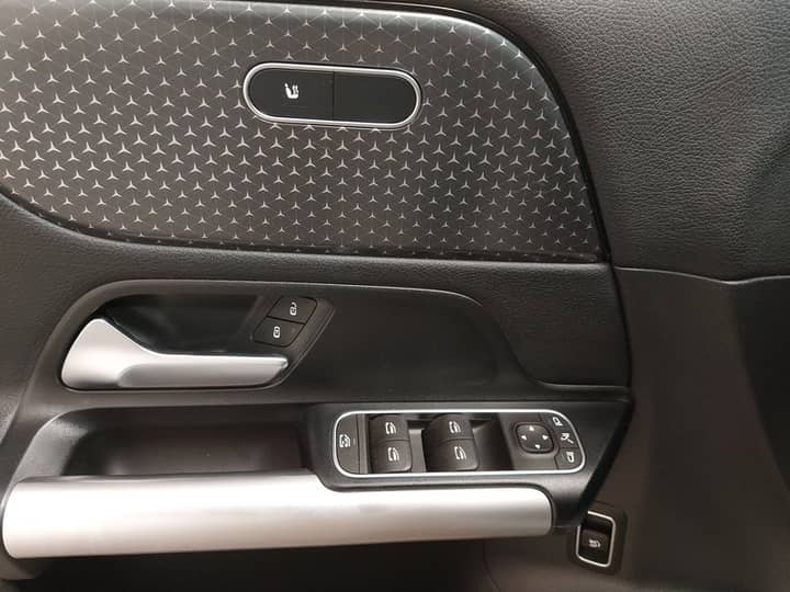 Slika prikazuje unutrašnjost vozila (panel vrata i kontrole).