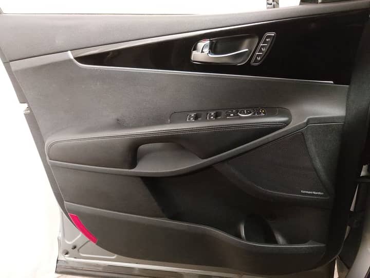Prednja-desna unutarnja stran vrata automobila, s dominirajućim panelom, dugmićima i ručicom