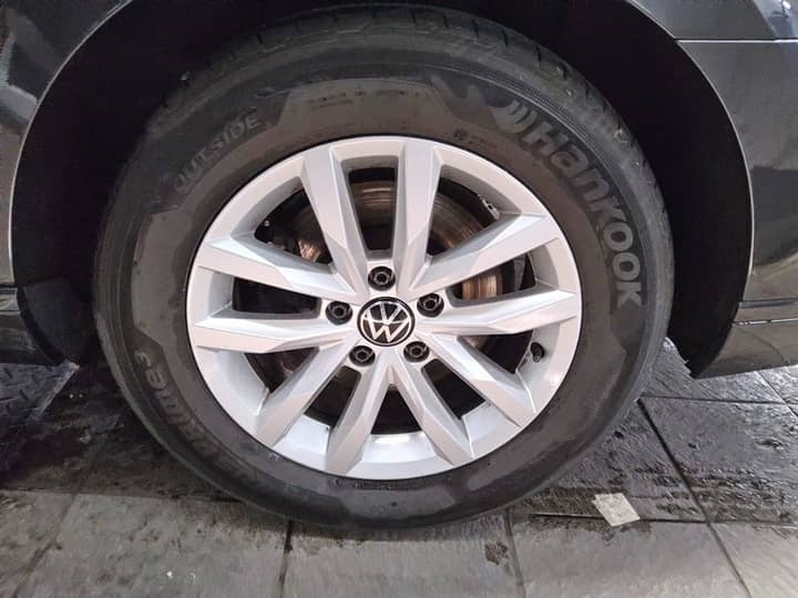 Slika prikazuje vanjštinu vozila (kotač).