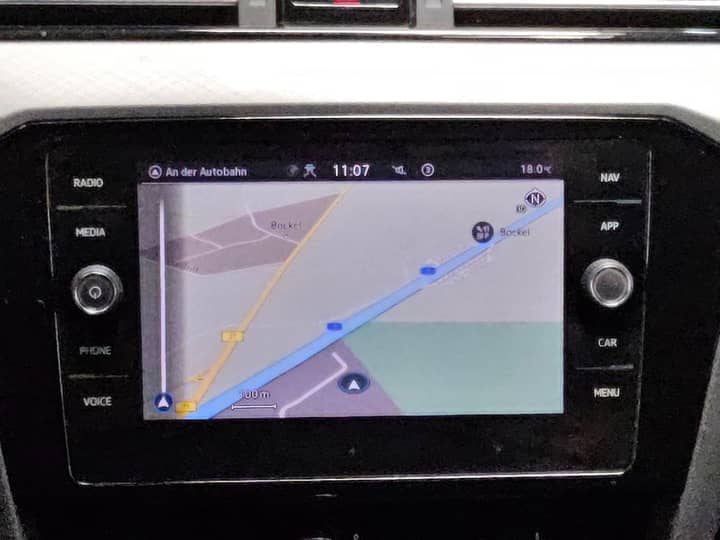 Slika prikazuje unutrašnjost vozila, centralni zaslon s navigacijom.