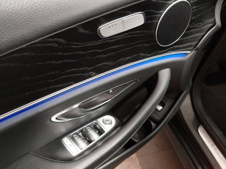Slika prikazuje unutrašnjost vozila (panel vrata).