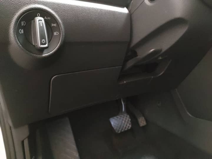 Slika prikazuje unutrašnjost vozila (pedale i dio volana).