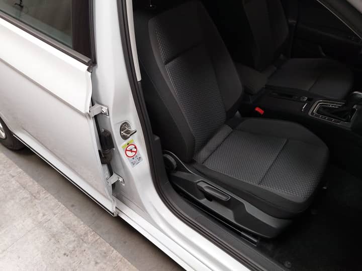 Slika prikazuje unutrašnjost vozila (sjedala i dio vrata).