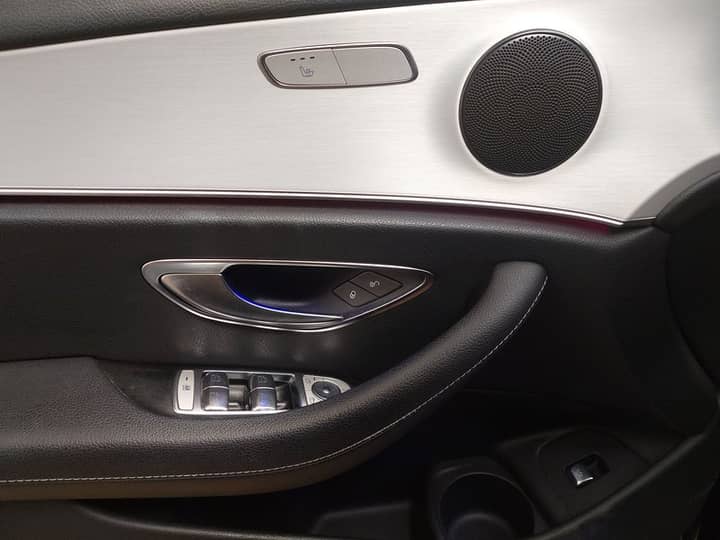 Slika prikazuje unutrašnjost vozila (panel vrata i kontrole).