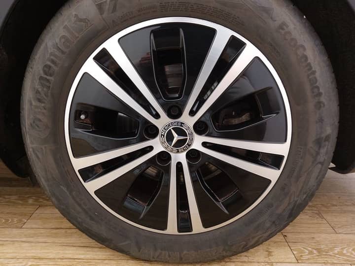 Slika prikazuje vanjski dio automobila – kotač i felga.