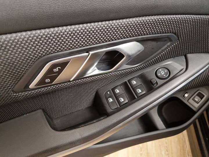 Slika prikazuje unutrašnjost vozila, panel i kontrole.