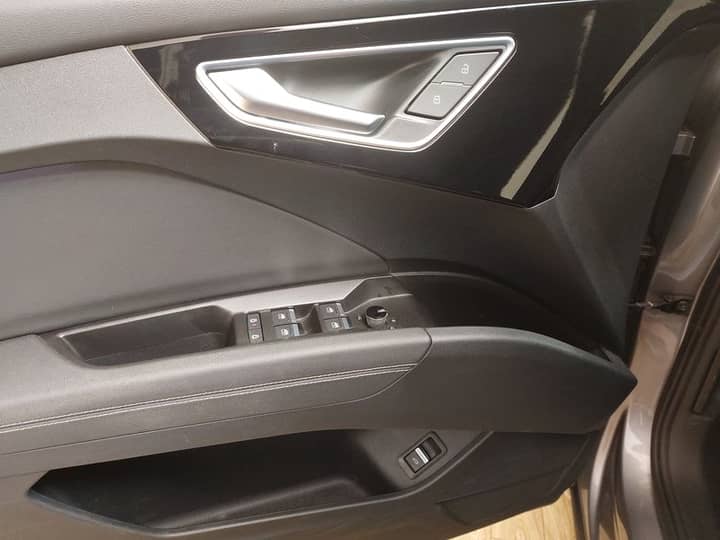 Slika prikazuje unutrašnjost vozila (panel vrata i kontrole).