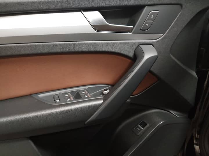 Slika prikazuje unutrašnjost vozila (panel vrata i kontrole).