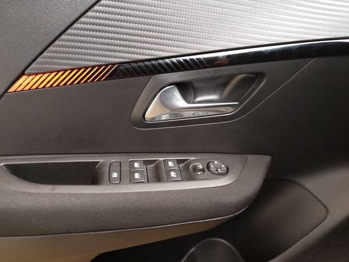 Slika prikazuje unutrašnjost vozila - panel vrata i tipke za prozore.