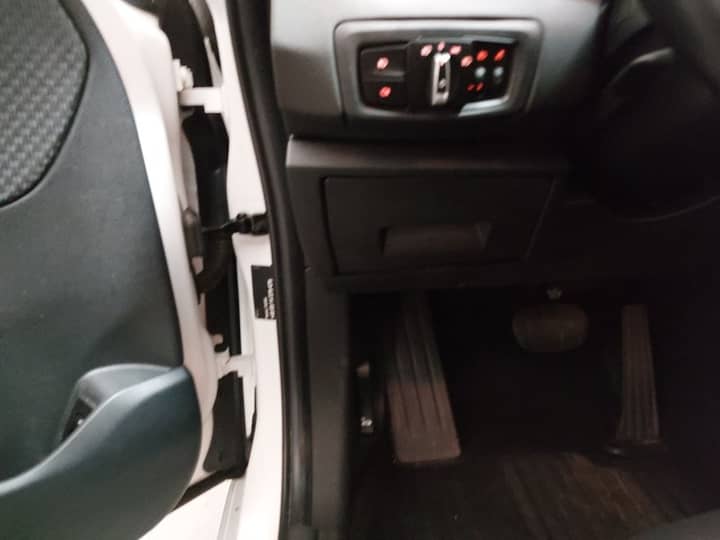Slika prikazuje unutrašnjost vozila (pedale i prostor vozača).