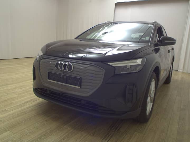 Snimka automobila Audi z prednjeg lijevog boka unutar dvorane/galerije, fokus na prednjem dijelu i prednjim LED-om.