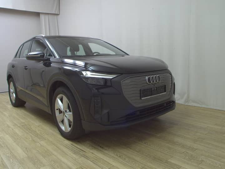 Snimka prikazuje vanjsku prezentaciju vozila: tamni SUV/karavan s prednjim dijelom i logom Audi.
