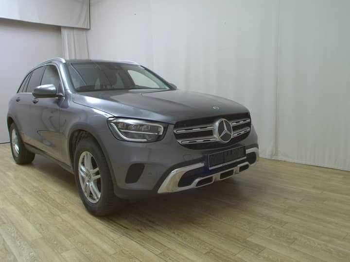 Sivo SUV Mercedes na parketnom prostoru, prednji pogled s lijevog boka.