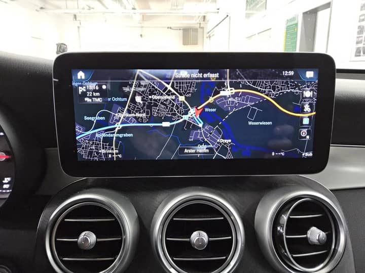Sadržaj: navigacijska mapa zaslona u instrumentnoj ploči automobila (središnji zaslon).
