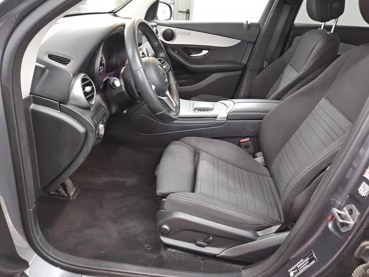 Sjedala i knjižnica u unutrašnjosti automobila, prednja lijeva strana.