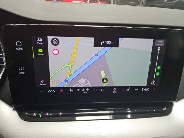 Slika prikazuje unutrašnjost vozila, centralni navigacijski zaslon.