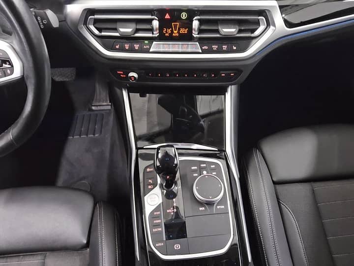 Slika prikazuje unutrašnjost vozila – središnji panel i kontrole.