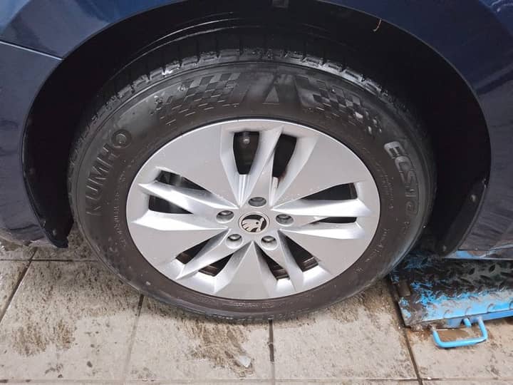 Slika prikazuje vanjštinu vozila – kotač i dio felge.