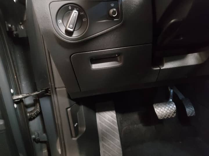 Slika prikazuje unutrašnjost vozila (pedali i dio komandne ploče).